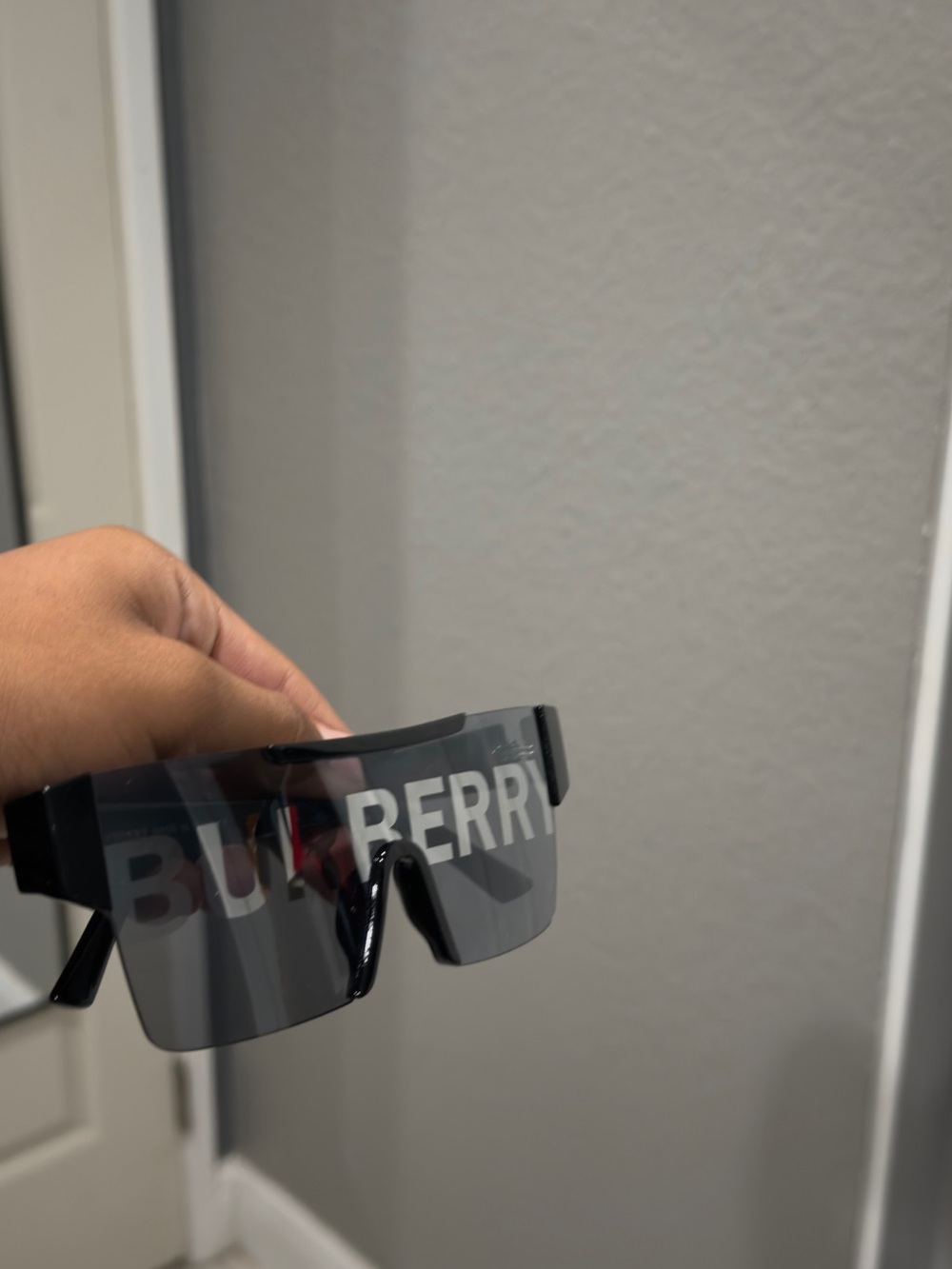 Burberry Black Shield Sunglasses with Beige Case and Box - Picture 2 of 4